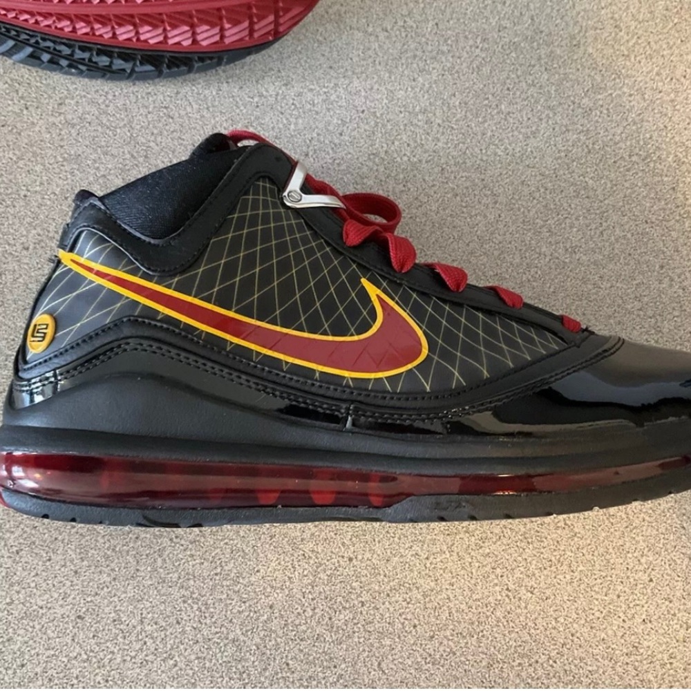 Lebron James 7 vii FairFax Black and Red NIKE 9.5